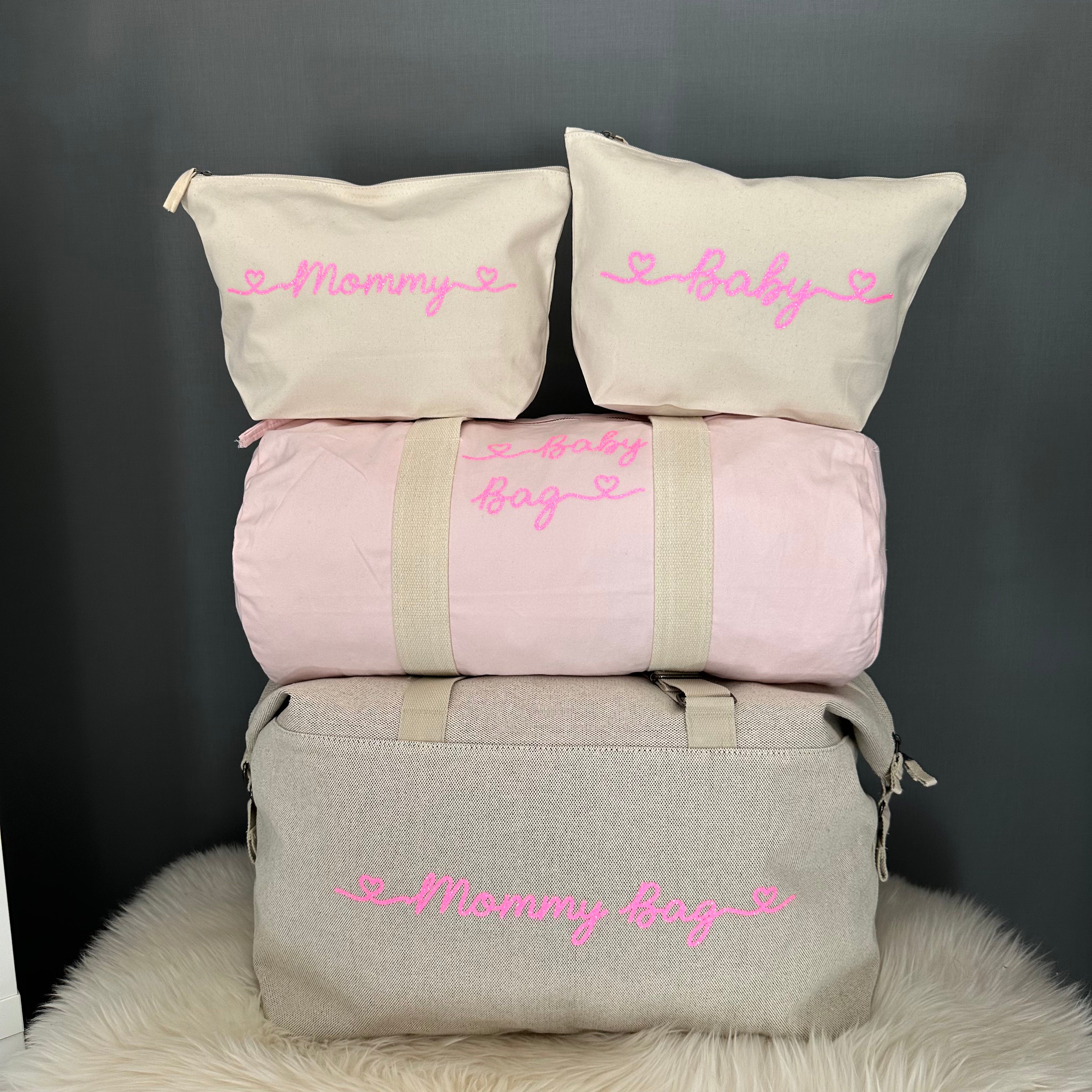 Borsone mamma, 1 borsone baby Rosa e 2 Pochette con cuoricini Barbie Glitter - Be Brave Boutique