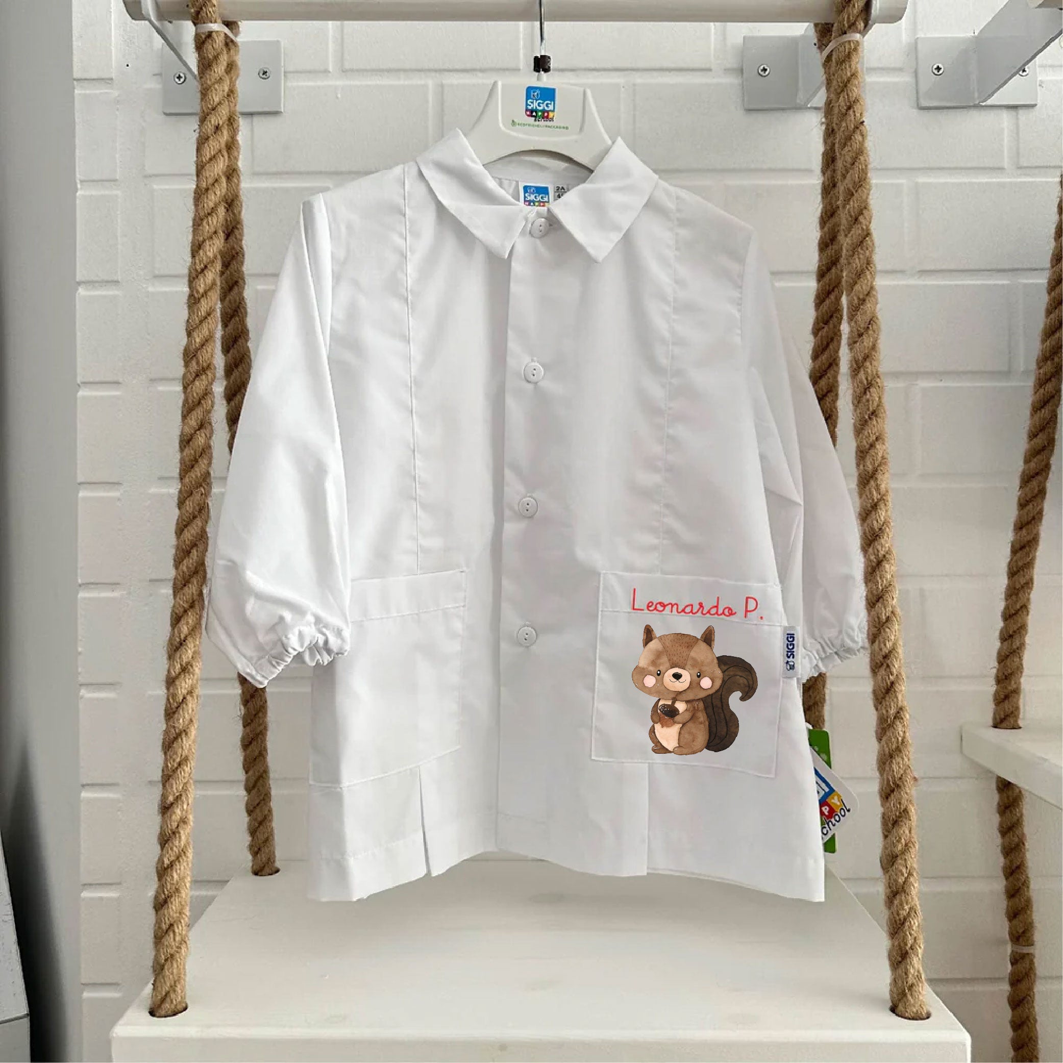 Grembiule Asilo Bambino Personalizzato – con Nome Siggi Scoiattolo