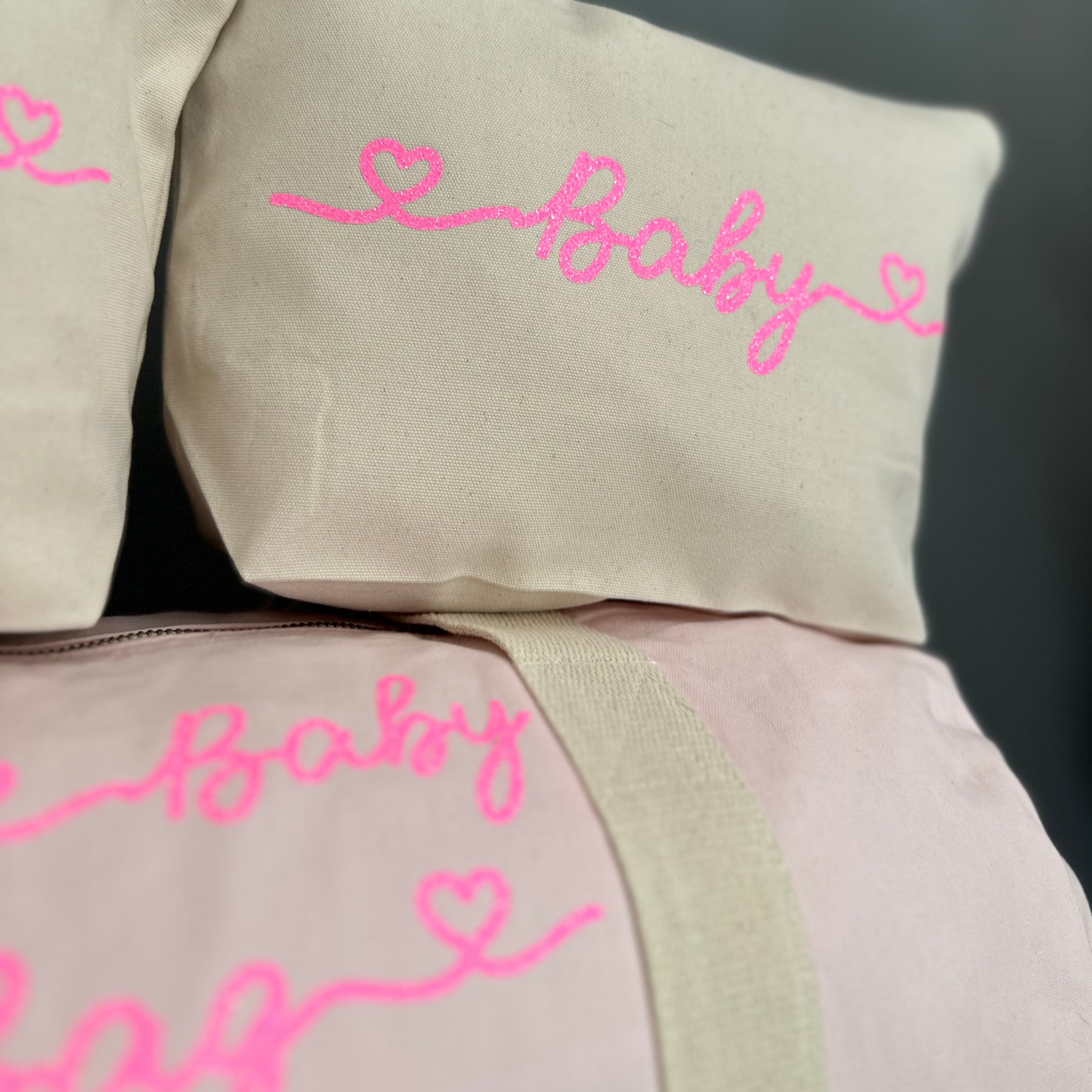 Borsone mamma, 1 borsone baby Rosa e 2 Pochette con cuoricini Barbie Glitter - Be Brave Boutique