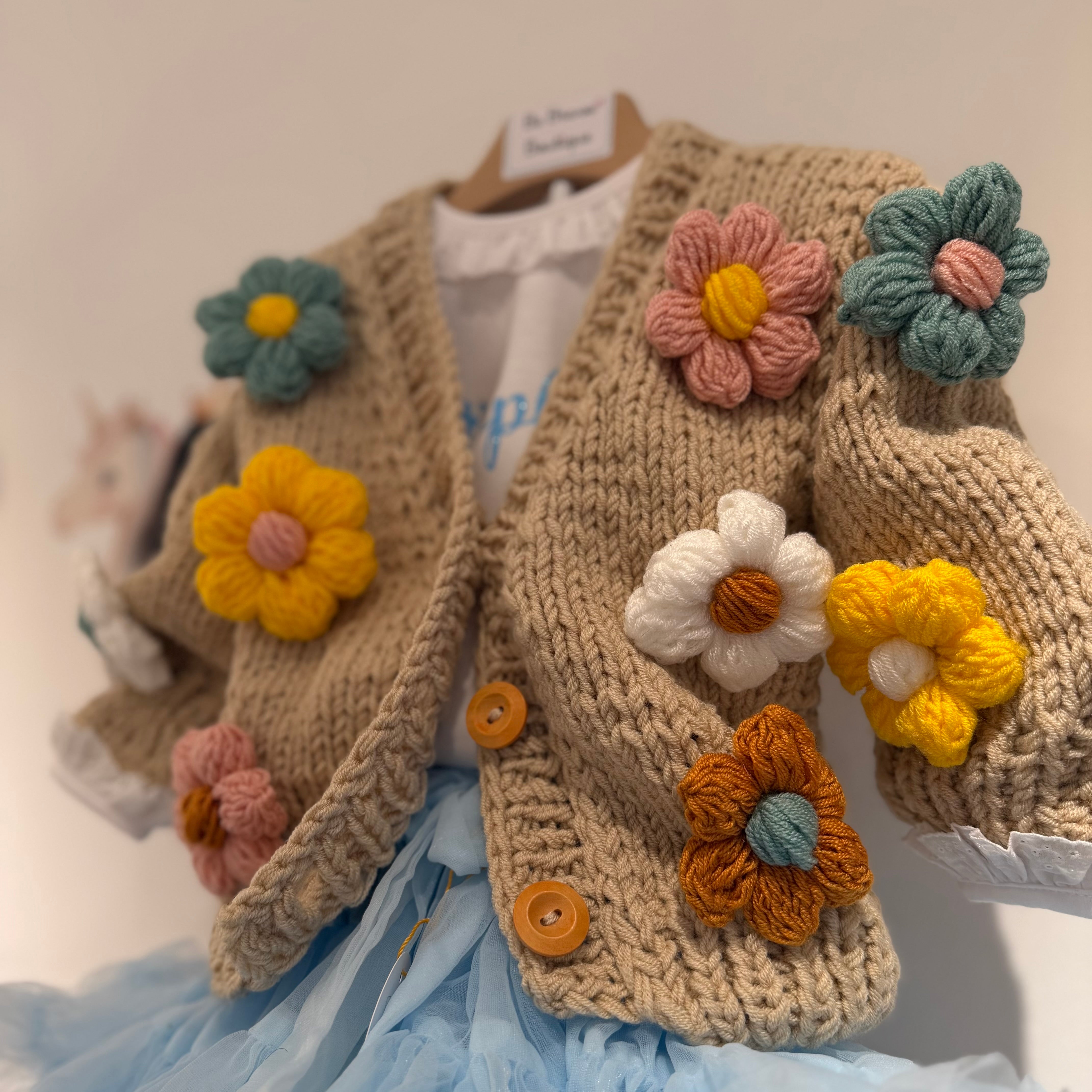 Cardigan per Bambina Fatto a Mano a Maglia con Fiori di Margherita