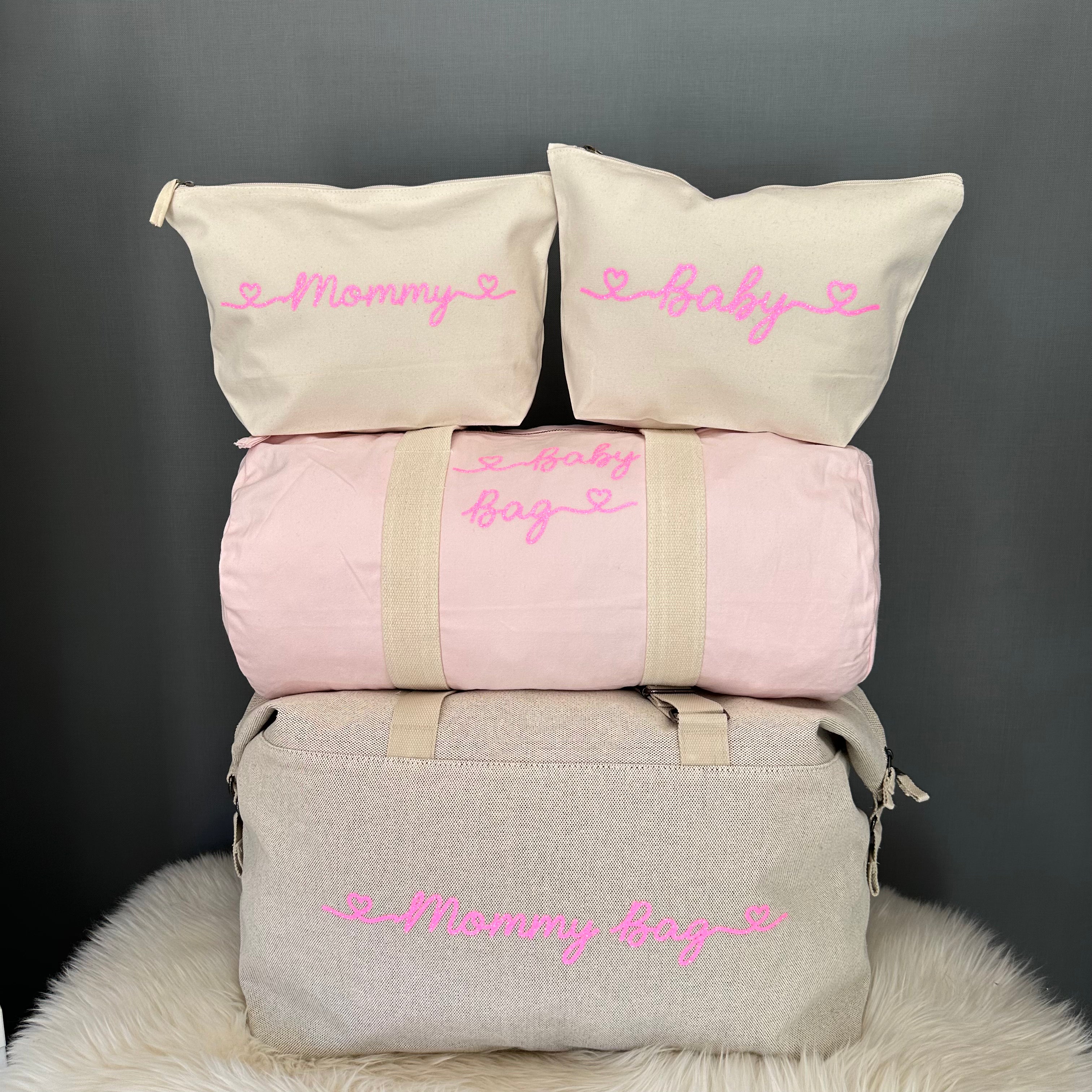 Borsone mamma, 1 borsone baby Rosa e 2 Pochette con cuoricini Barbie Glitter - Be Brave Boutique