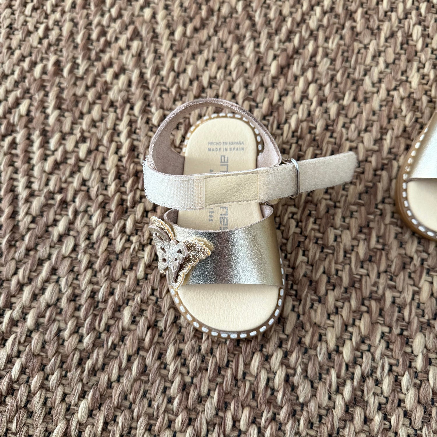 Sandali Andanines in Pelle Oro con dettaglio farfalla per bambina