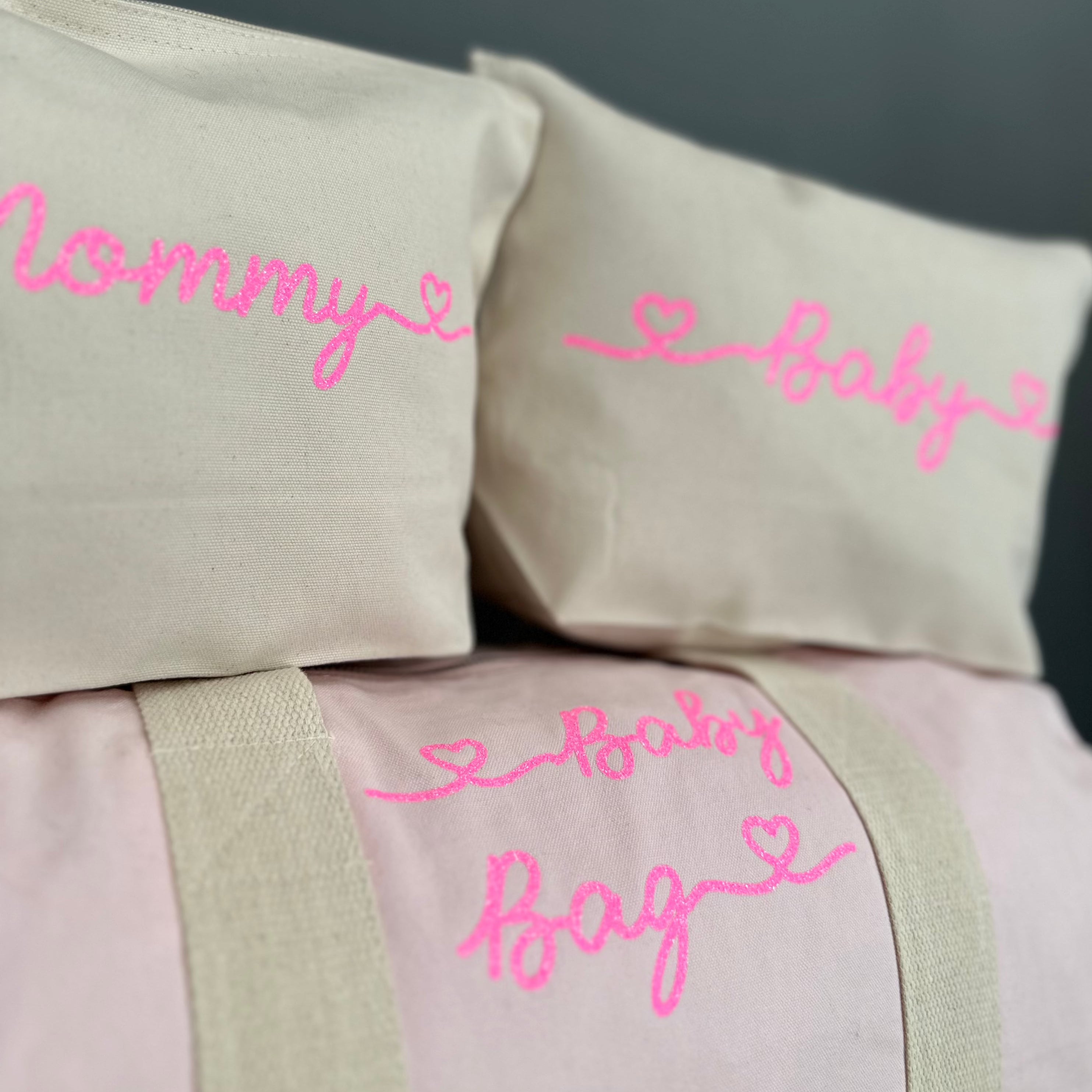 Borsone mamma, 1 borsone baby Rosa e 2 Pochette con cuoricini Barbie Glitter - Be Brave Boutique