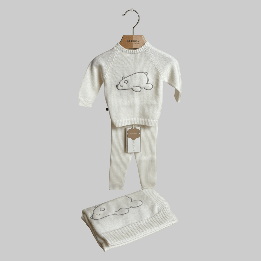 Completo THIS IS WINTER LOVE in lana morbida – maglia con ricamo orsetto e pantaloni a costine