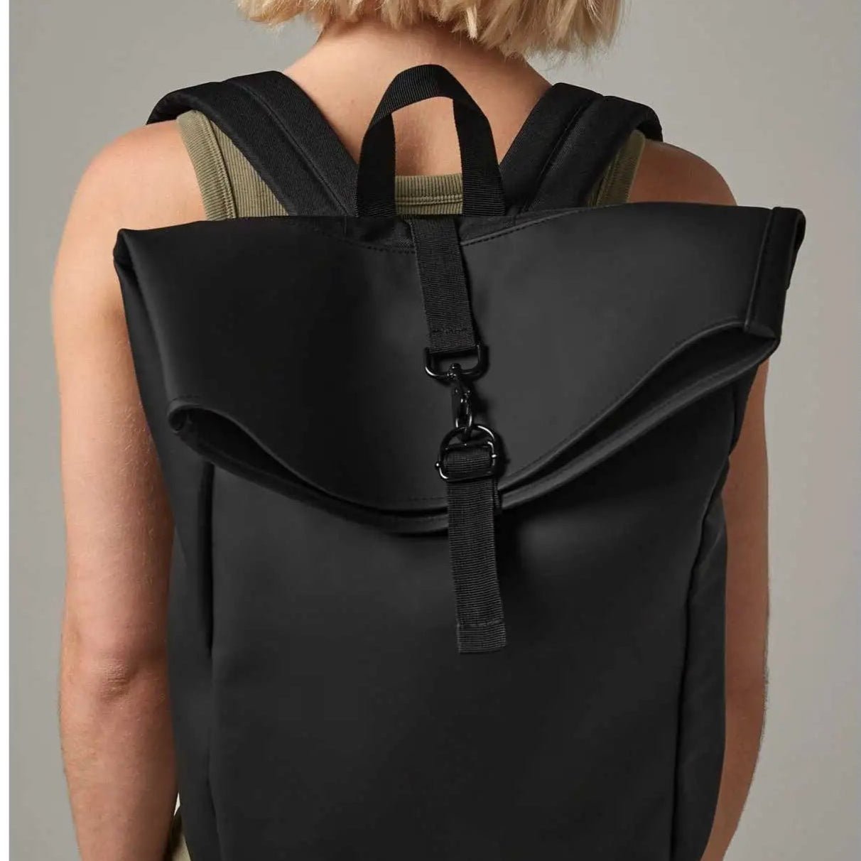 Zaino in tessuto riciclato Roll-Top idrorepellente Nero - Be Brave Boutique