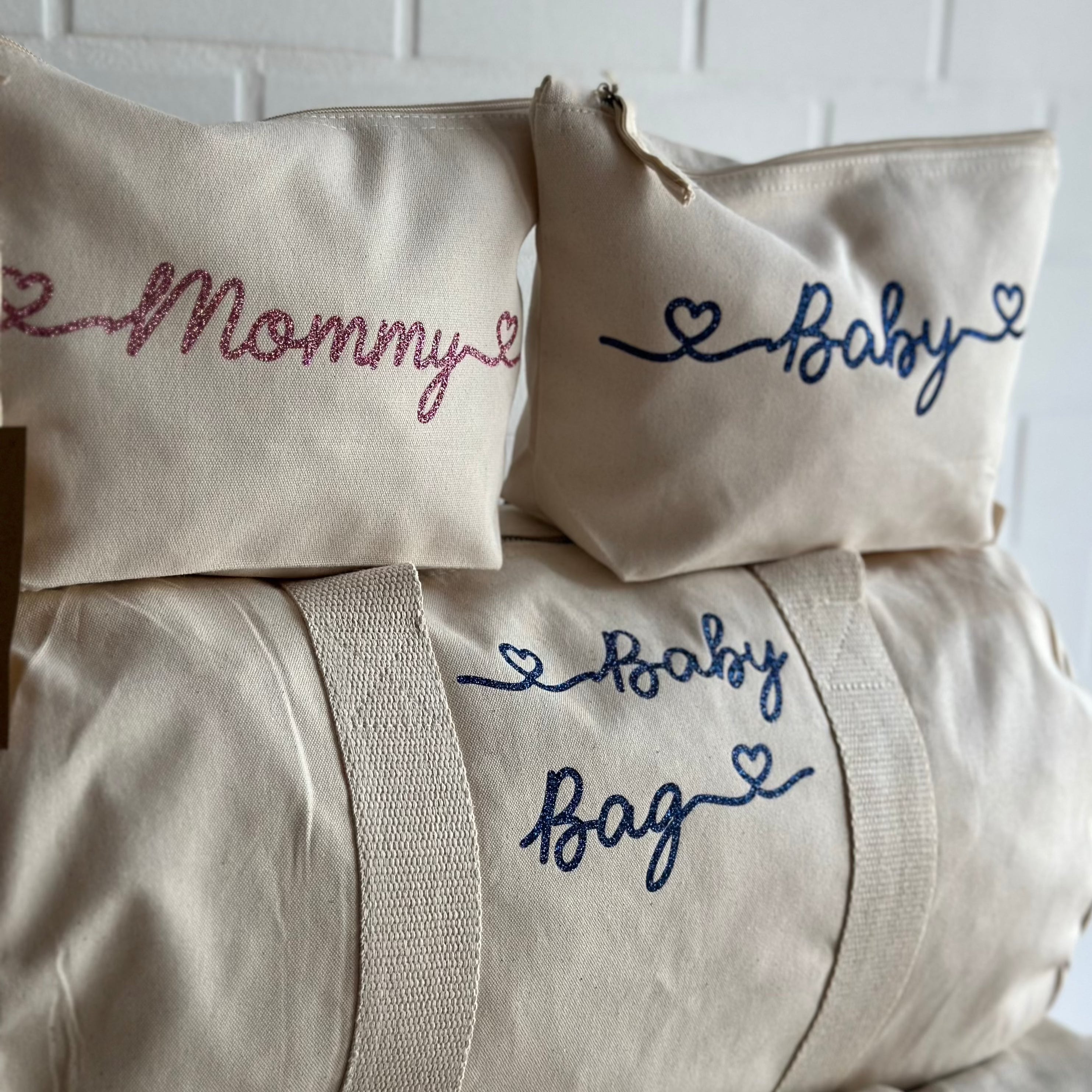 Borsone mamma glitter Rosa 1 borsone baby glitter Blu e 2 Pochette con cuoricini - Be Brave Boutique