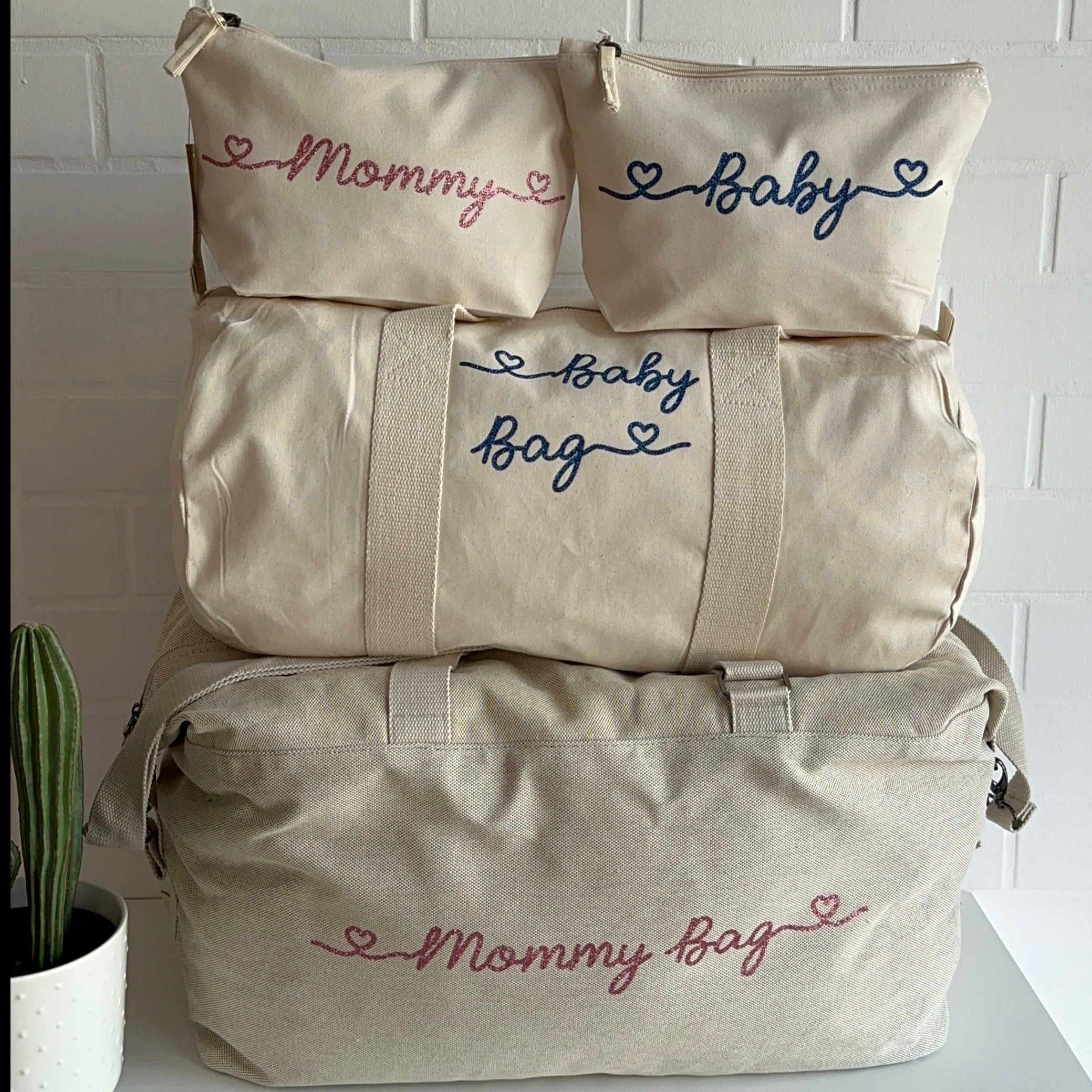 Borsone mamma glitter Rosa 1 borsone baby glitter Blu e 2 Pochette con cuoricini - Be Brave Boutique