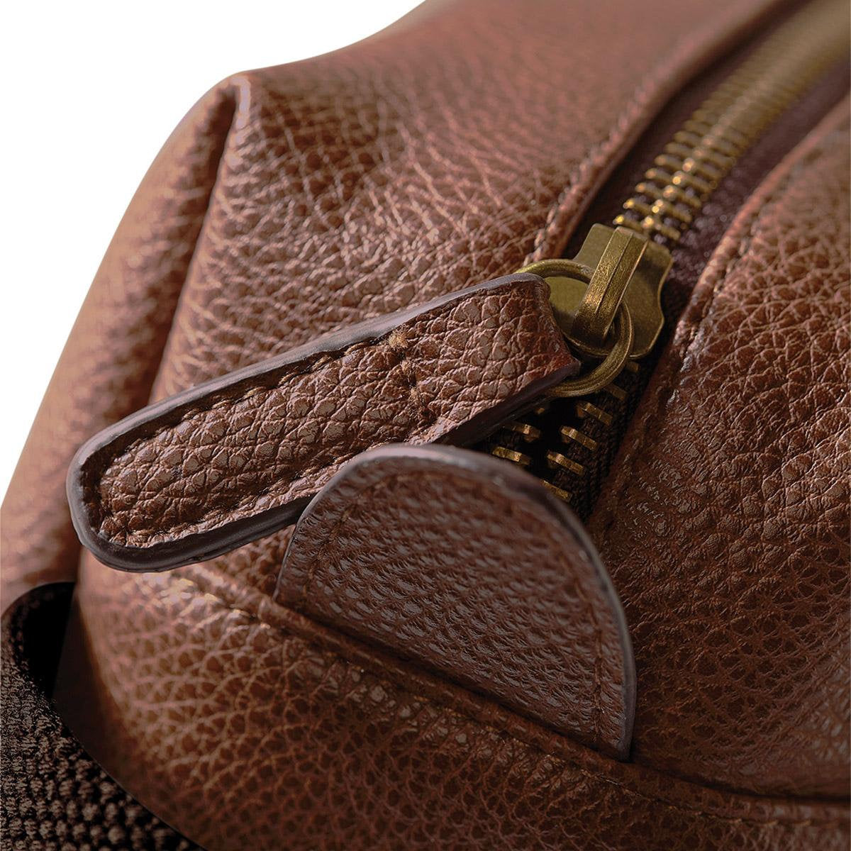 set di due pochette in simil pelle completamente foderate con motivo a righe mommy e daddy tasche interne di cui una con zip - be brave boutique