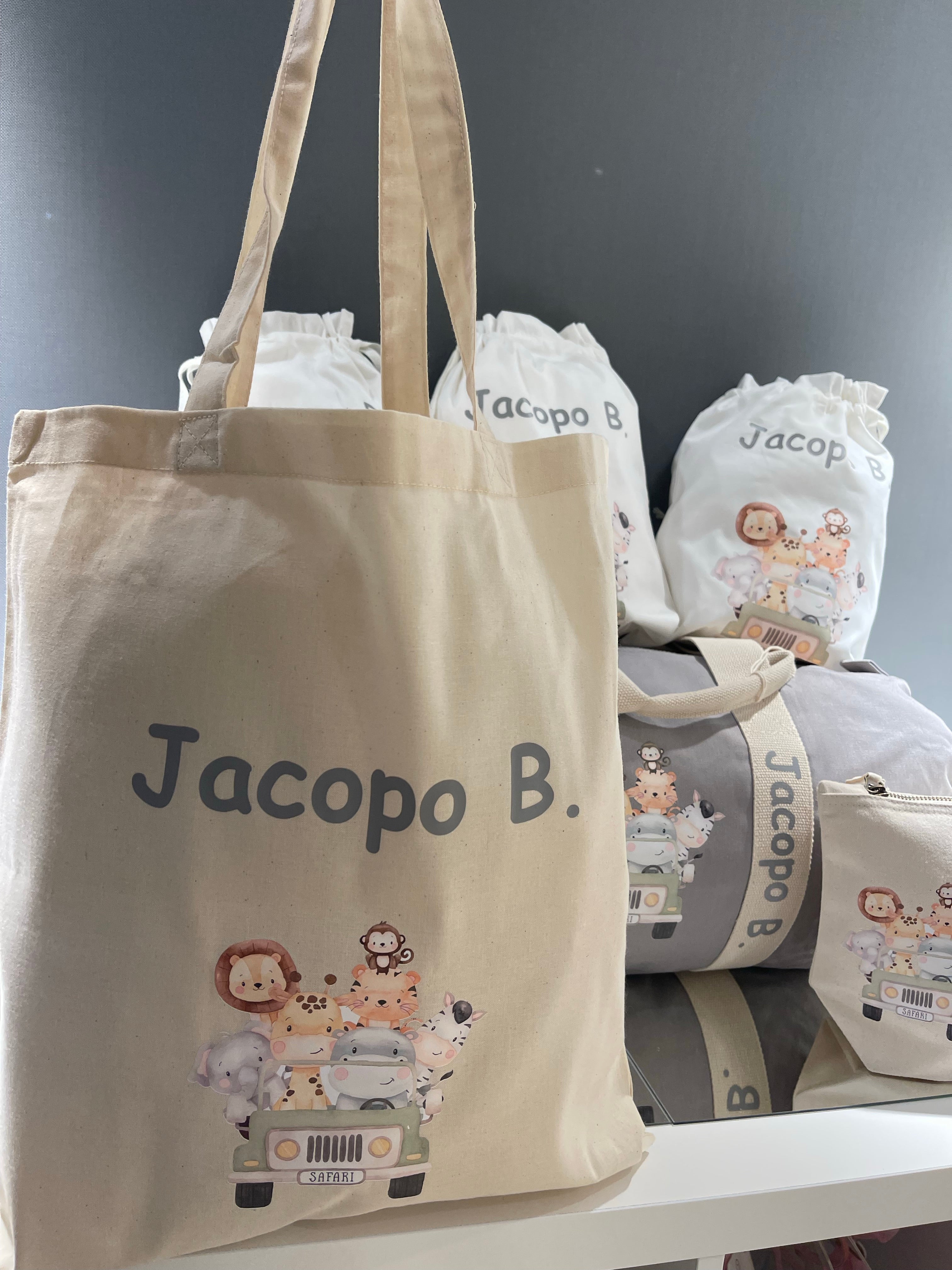 Set Borsone Baby, 2 beauty case e 3 sacchi primi cambi in cotone canvas stampa Safari personalizzati con nome - Be Brave Boutique