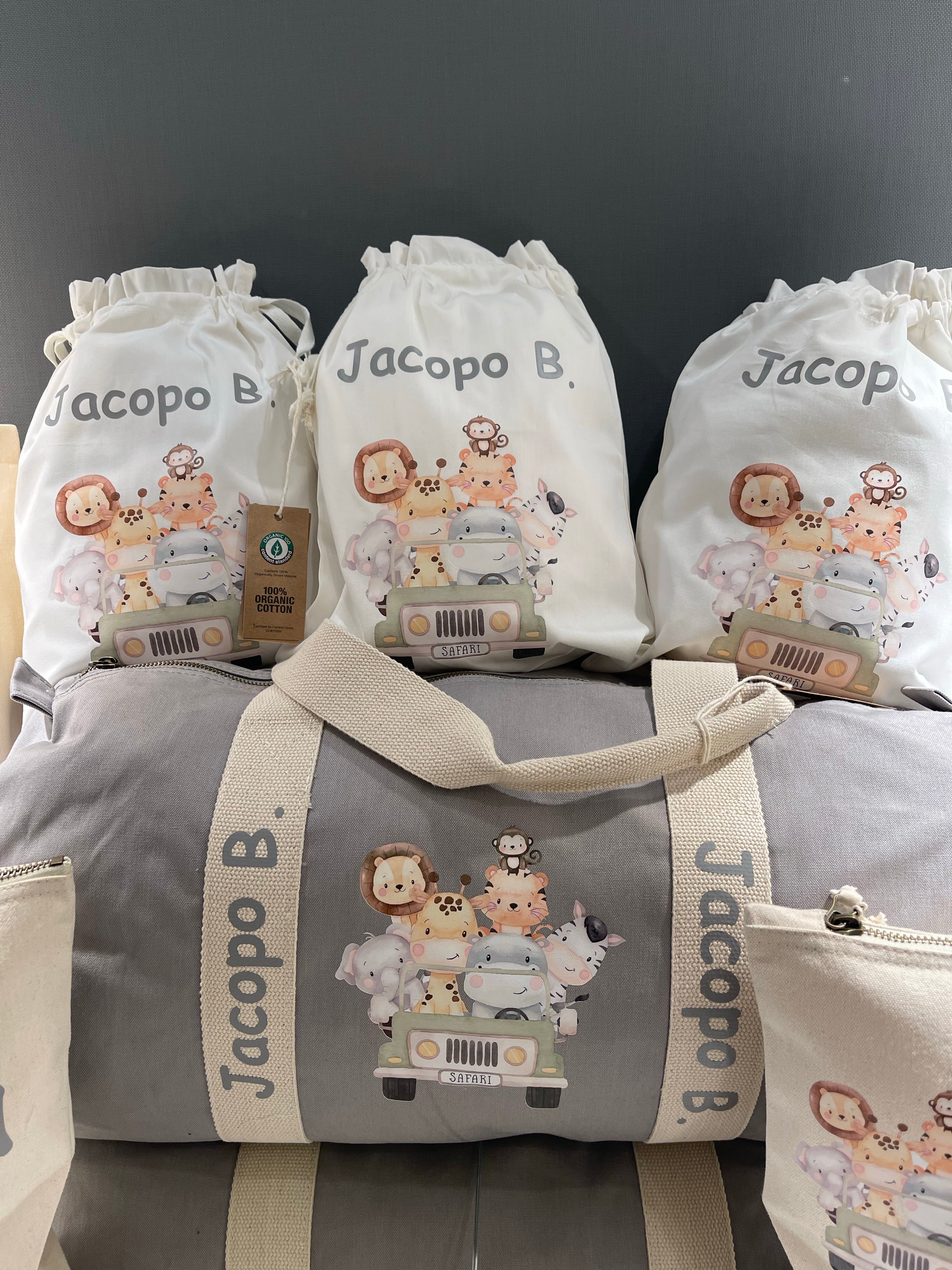 Set Borsone Baby, 2 beauty case e 3 sacchi primi cambi in cotone canvas stampa Safari personalizzati con nome - Be Brave Boutique