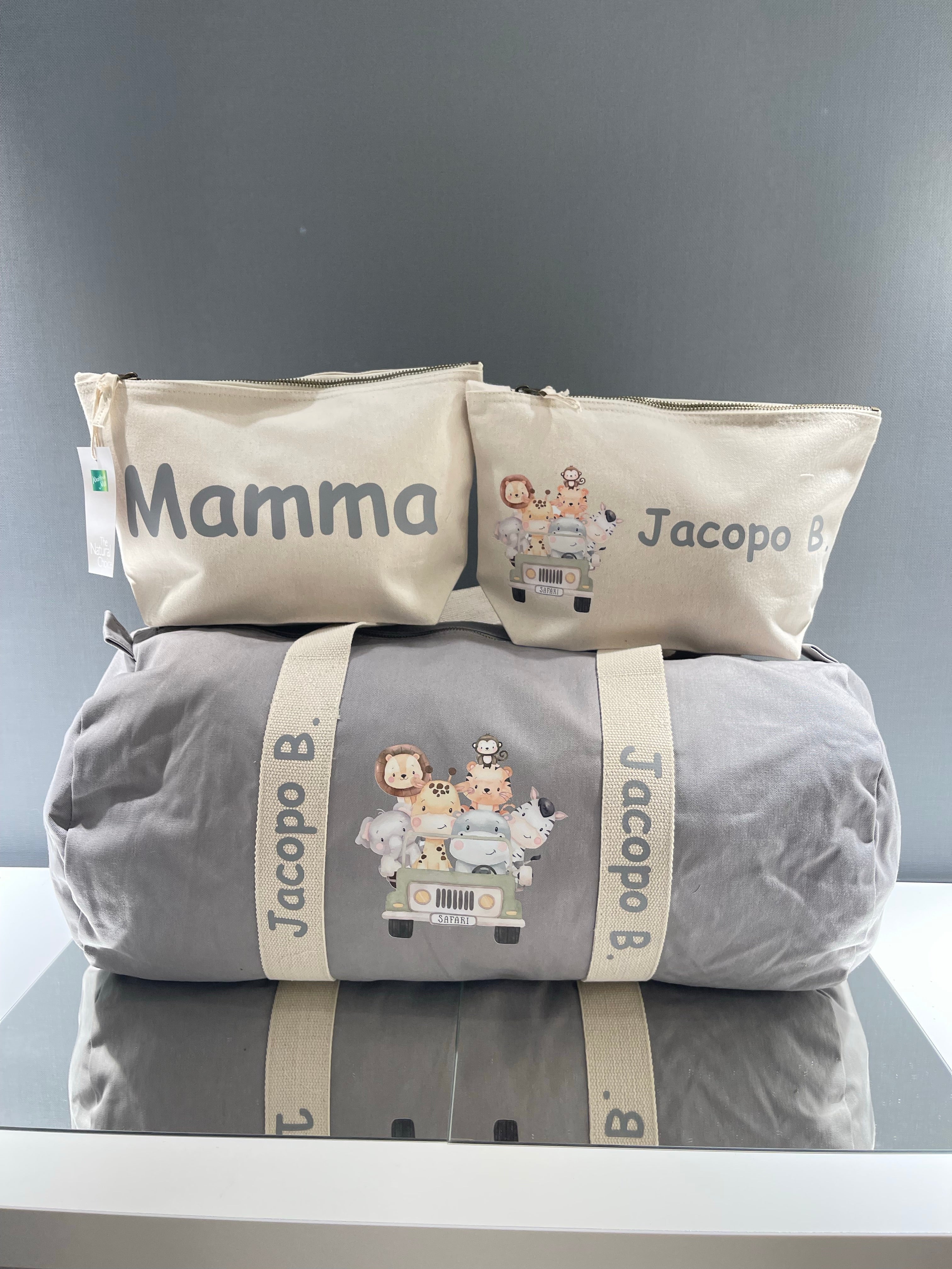 Set Borsone Baby, 2 beauty case e 3 sacchi primi cambi in cotone canvas stampa Safari personalizzati con nome - Be Brave Boutique