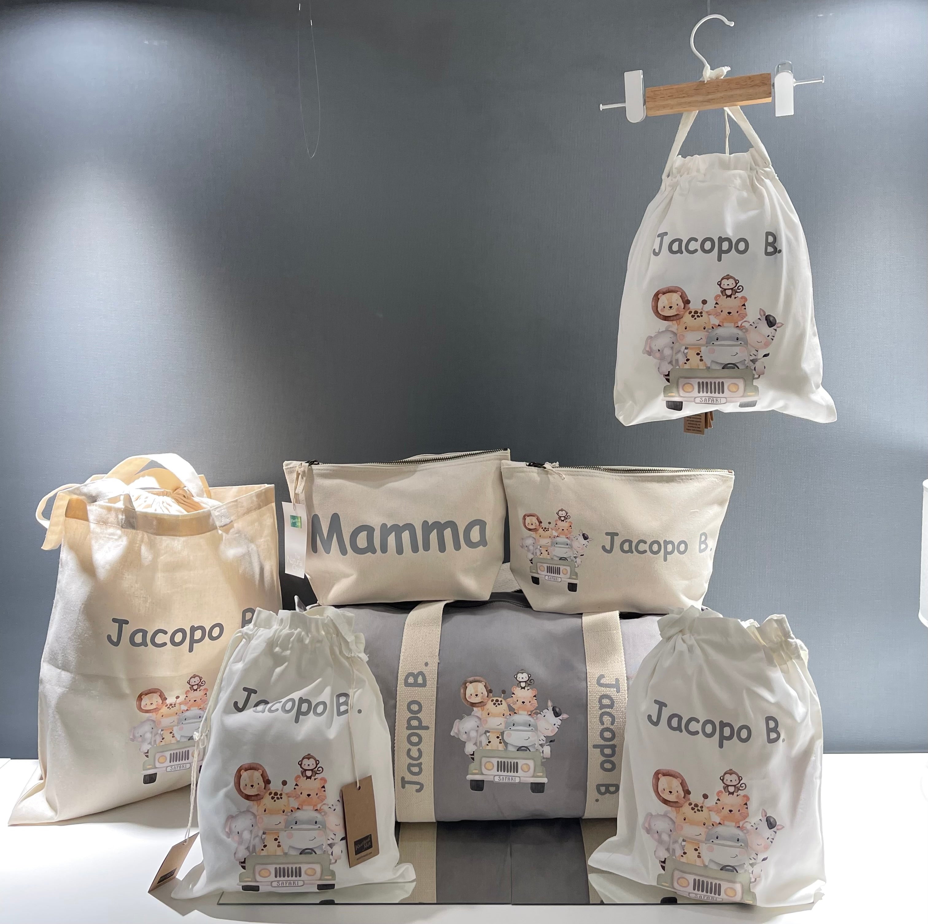 Set Borsone Baby, 2 beauty case e 3 sacchi primi cambi in cotone canvas stampa Safari personalizzati con nome - Be Brave Boutique