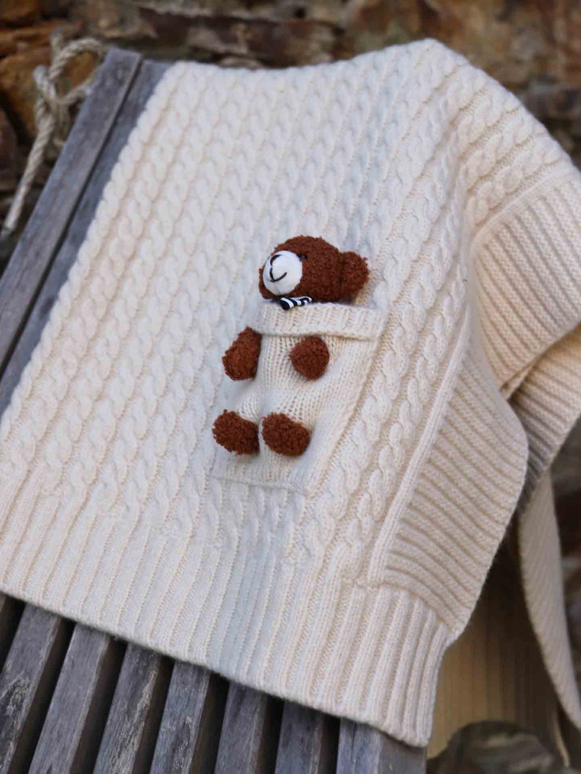 Copertina in lana e cachemire con orsetto e motivo a trecce – Be Brave  Boutique