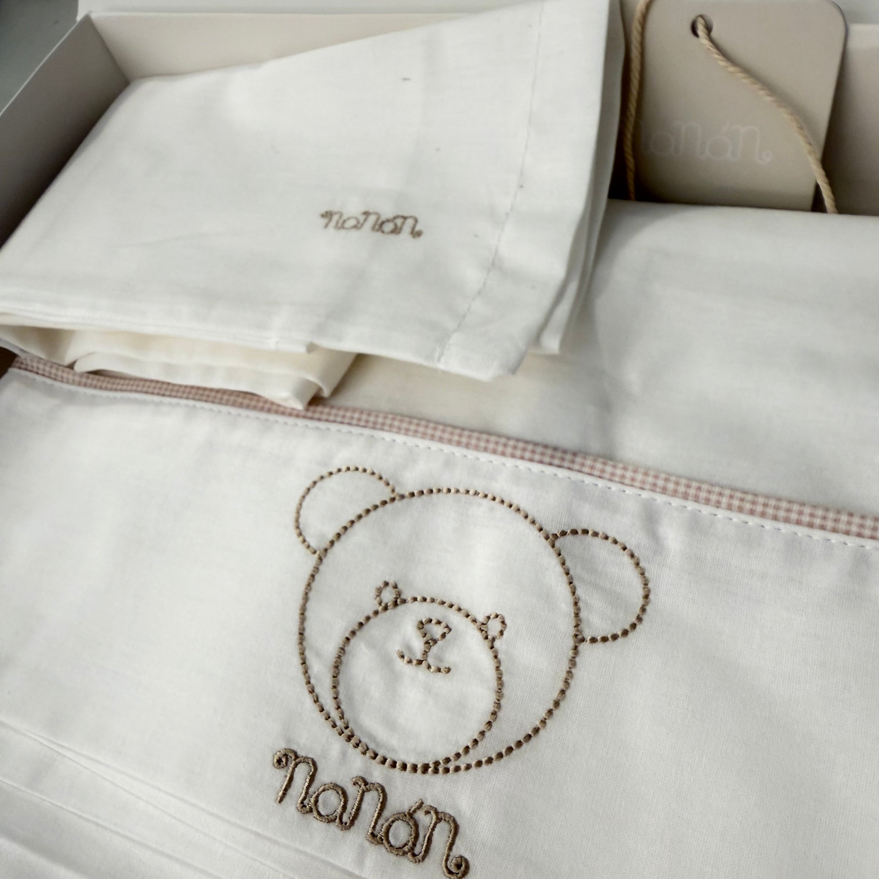 Lenzuolo carrozzina  con piping Nanan con ricamo orsetto