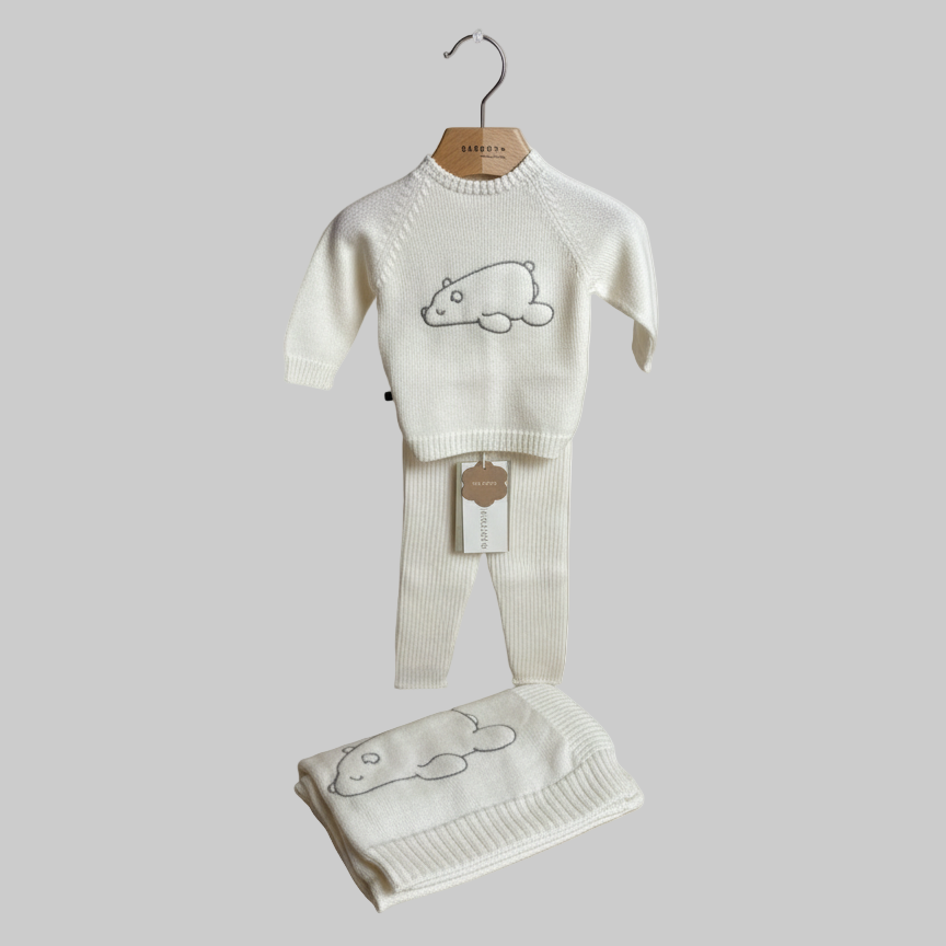 Completo THIS IS WINTER LOVE in lana morbida – maglia con ricamo orsetto e pantaloni a costine