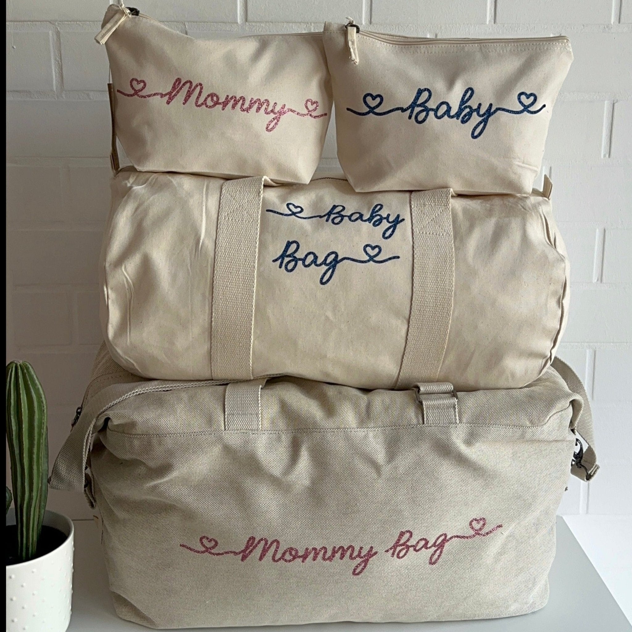 Borsone mamma glitter Rosa 1 borsone baby glitter Blu  e 2 Pochette con cuoricini - Be Brave Boutique