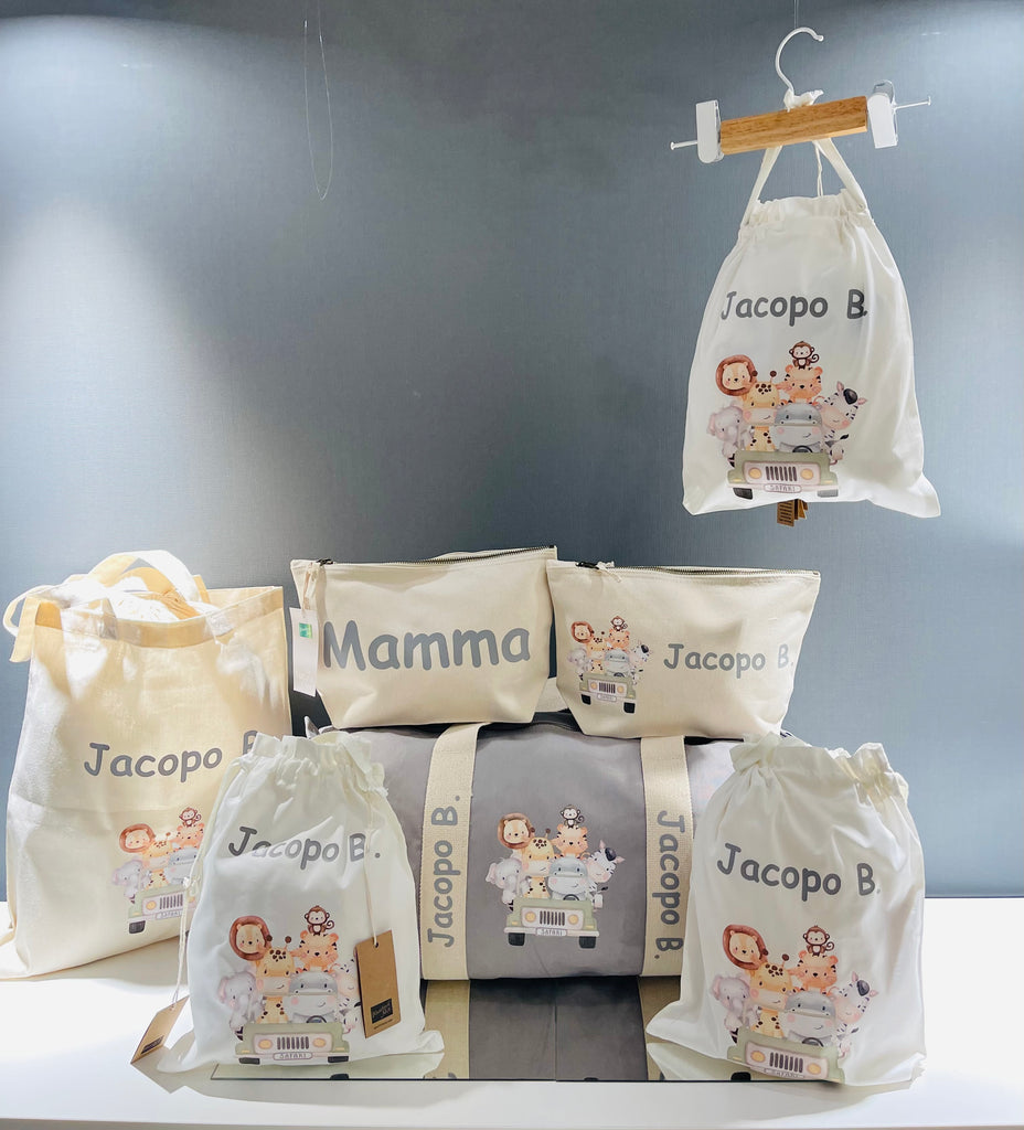Set Borsone Baby, 2 beauty case e 3 sacchi primi cambi  in cotone canvas stampa Safari personalizzati con nome - Be Brave Boutique