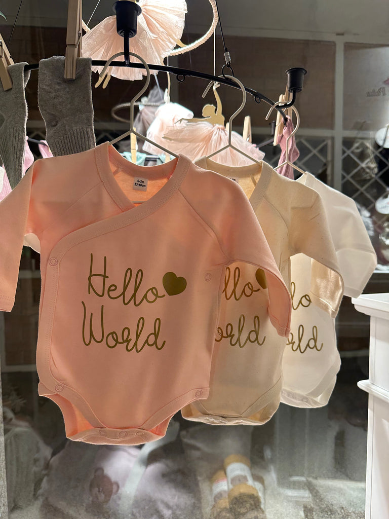 Body neonato nascita maniche lunghe incrociato Hello World - Be Brave Boutique